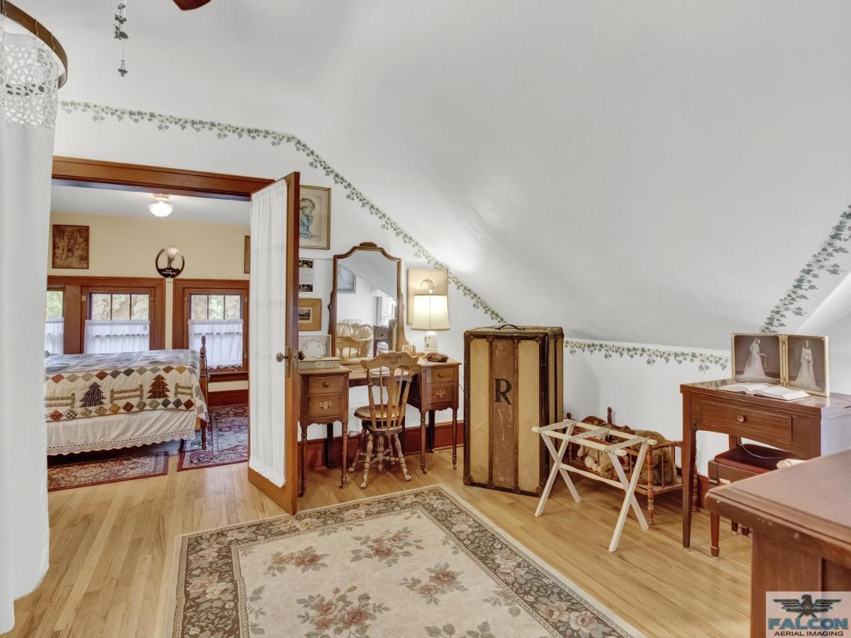 Robins Nest Bed & Breakfast Cody Eksteriør billede